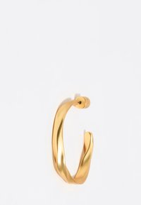 Orecchino a cerchio in oro con design attorcigliato. Texture liscia e finitura lucente; presenta una chiusura a perno sicura.