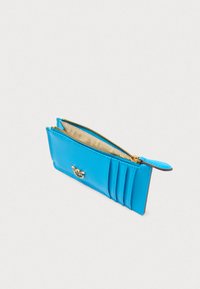 Φωτεινό μπλε δερμάτινο πορτοφόλι, με φερμουάρ, χρυσά εξαρτήματα, πολλαπλές θέσεις για κάρτες, υφή στις πλευρές, λεία σχεδίαση. Το εσωτερικό επενδυμένο με ανοιχτό ύφασμα.