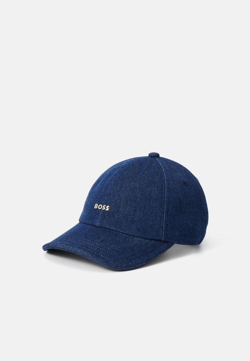 Blauwe spijkerdenim baseballcap met een gebogen rand, gestikte details en een klein gouden logo met de tekst "BOSS" op het voorpaneel.