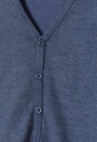 Cardigan bleu marine en maille texturée, doté d'un col en V et de cinq boutons assortis à l'avant.