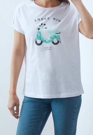 Hvid T-shirt med opkørte ærmer med en turkis scooters grafik med pailletter og tekst "Amore Mio Italy... Italian Summers."