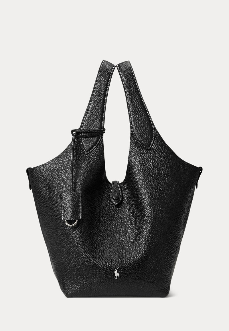 Zwarte textuurleren tote bag met dubbele handvatten, een klein klepje met knoopsluiting en een subtiel wit paardenlogo aan de onderzijde in het midden.