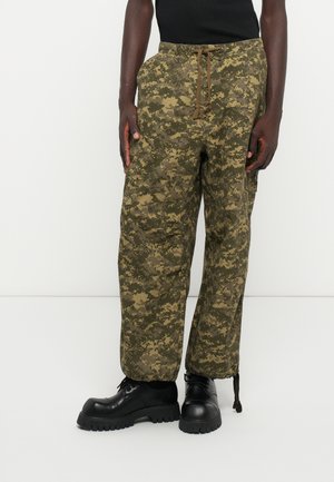 DIGITAL PARACHUTE PANTS - Armijas stila bikses - green
