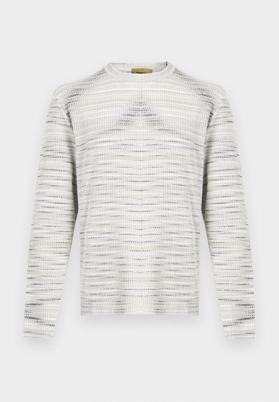 Adīta džempera ar teksturētu rakstu baltā, pelēkā un lavandas krāsā. Arapaļš izgriezums un garas piedurknes. Vienkārša, kastveida forma.