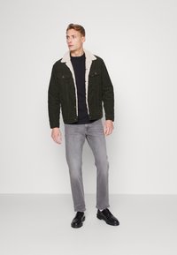 TOM TAILOR TRAD - Calças de ganga de perna direita - grey denim