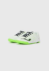 Scarpe da ginnastica bianche e verde neon con tomaia in mesh testurizzato, lacci neri e logo nero. Suola in gomma verde brillante con design antiscivolo.