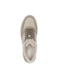 Baskets beiges avec des lacets foncés, semelle blanche et doublure intérieure duveteuse, vues de dessus.