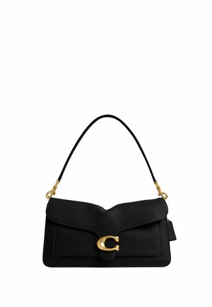 Sac à main en cuir noir avec un rabat incurvé, un fermoir doré en forme de mors de cheval et une seule bandoulière avec des fermoirs dorés.