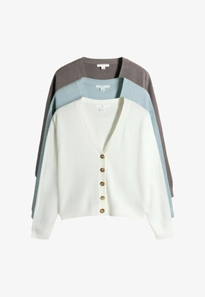 Trei cardigane de mărime medie stivuite, primul alb cu nasturi aurii, al doilea albastru deschis, ultimul gri închis, toate cu decolteu în V pe un fundal alb.