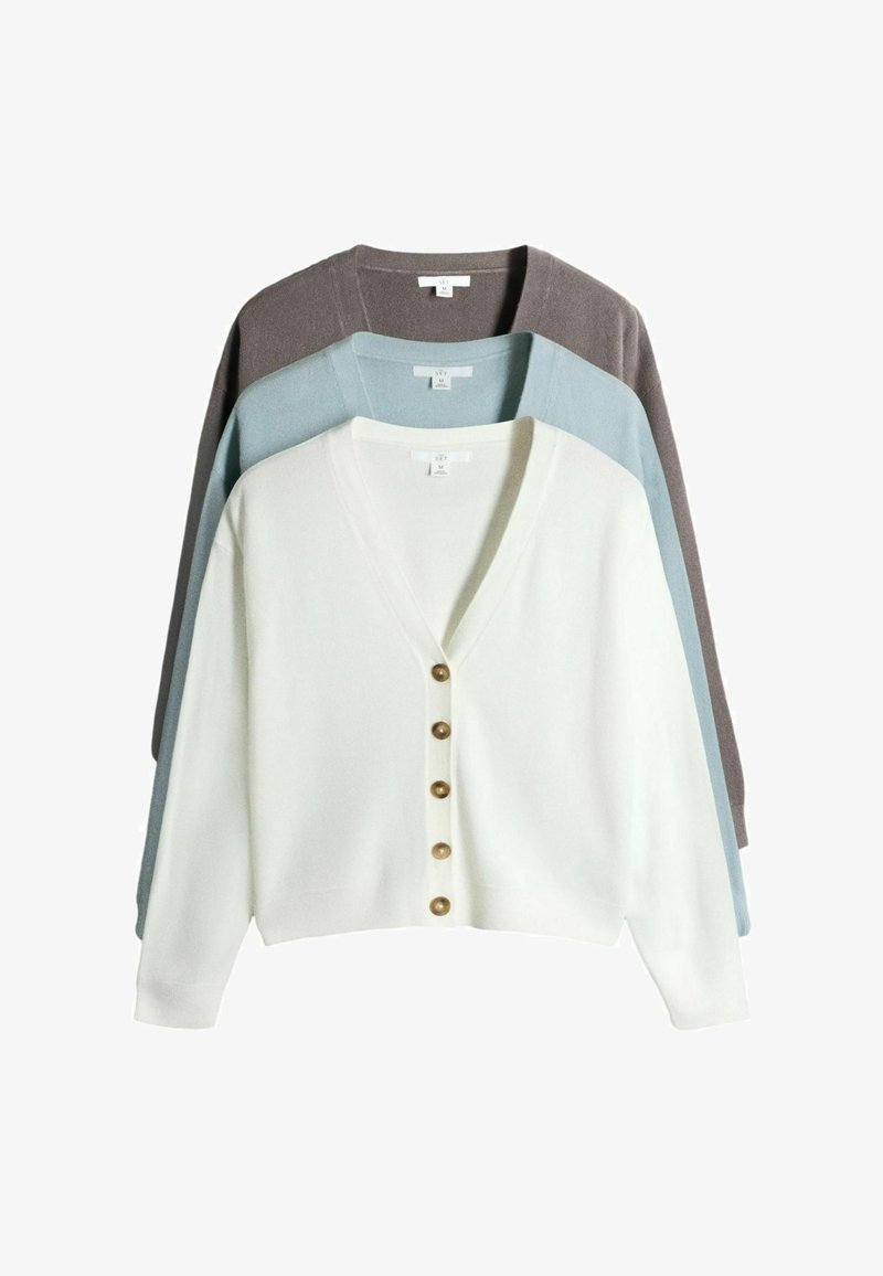Tre cardigan di media grandezza impilati, il primo bianco con bottoni dorati, il secondo azzurro chiaro, il terzo grigio scuro, tutti con scollo a V su sfondo bianco.