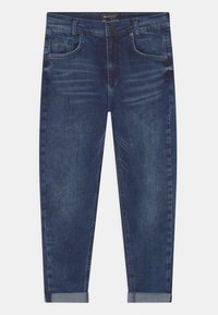 Granatowe dżinsy o prostym kroju, z pięcioma kieszeniami, z podwiniętymi nogawkami oraz delikatnym przetarciem, nadającym klasyczny wygląd.