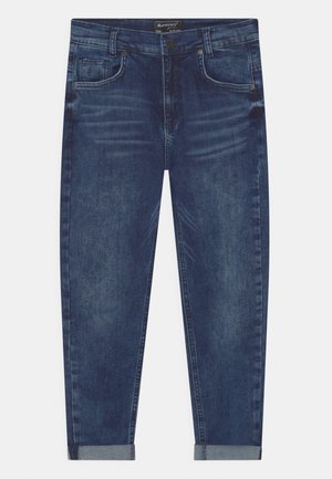 Tmavě modré džíny z denimu se rovný střih, pět kapsami, ohrnutými nohavicemi a jemným zesvětlením pro klasický vzhled.