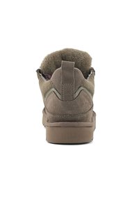 Sneaker in camoscio marrone con retro testurizzato, colletto imbottito e suola in gomma. Presenta un passante per il tiraggio e dettagli di cucitura sobria.