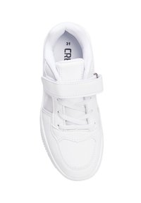 Zapatilla deportiva blanca con parte superior sintética suave, diseño de cordones y banda de velcro ajustable. Presenta acentos texturizados y suela robusta.