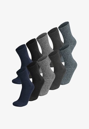 Neun Paar Sportsocken in verschiedenen Farbtönen: Marineblau, Schwarz, Grau und Dunkelgrün. Geripptes Muster und elastischer Bund. Verschiedene Farbvariationen hervorgehoben.