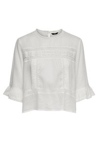 Blouse blanche avec bordure en dentelle, plis nervurés sur la poitrine, manches trois-quarts à volants et encolure ronde avec fermeture à bouton dans le dos.