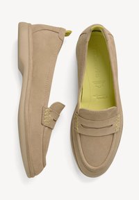 Béžové semišové loafers s nízkoprofilovou gumovou podrážkou, s žlutými akcenty a dekoračním šitým páskem na svršku. Měkká textura.