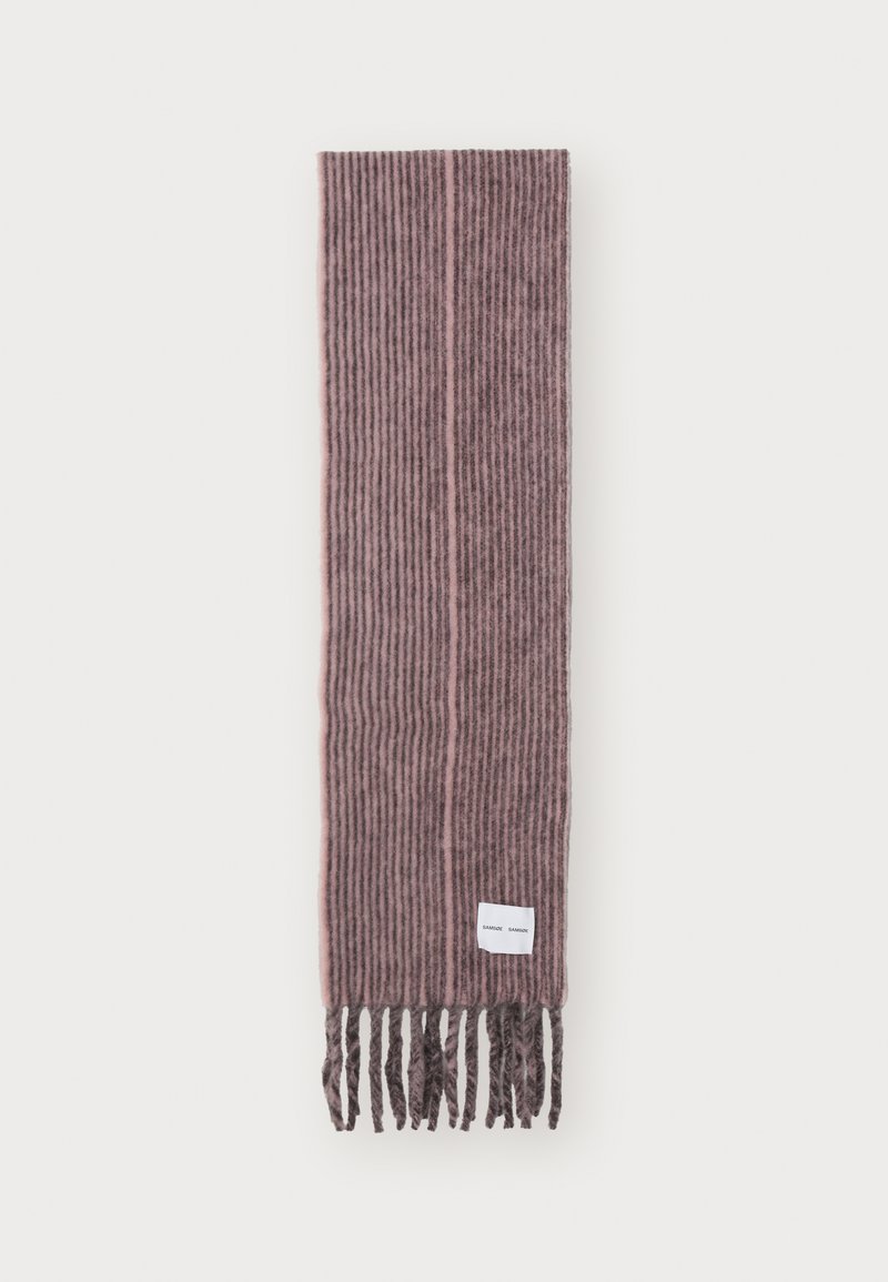 Écharpe rayée dans des tons de rose et de gris atténués, texture tissée, avec de longues franges à une extrémité et une petite étiquette de marque blanche.