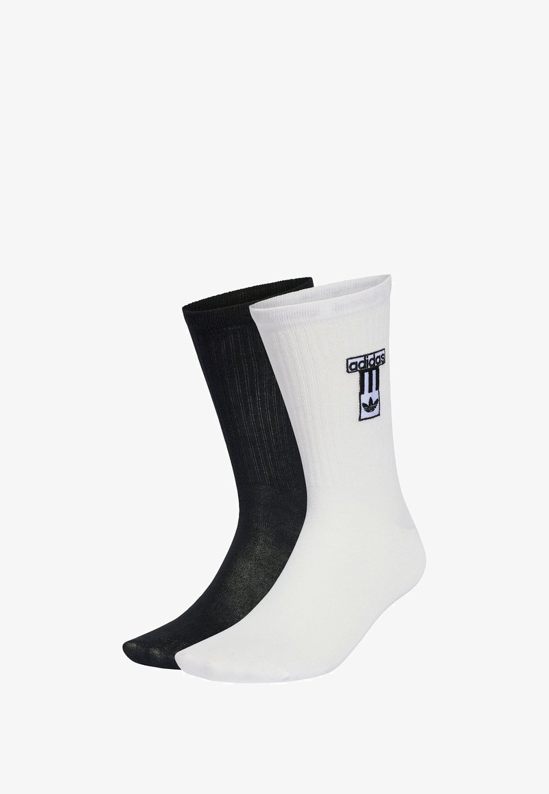 To sæt sokker: et sort med subtil tekstur og et hvidt med ribbet design; begge har et broderet Adidas-logo.