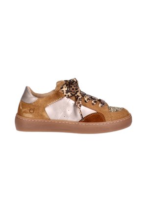 Bruine suède sneaker met metallic zilveren patches, veters met luipaardprint en glitterdetail op de neus tegen een witte achtergrond.