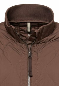 Brązowa pikowana kurtka z podniesionym kołnierzem i centralnym zamkiem błyskawicznym, rozmiar 38, z przeszyciami w formie falistych wzorów na tkaninie.