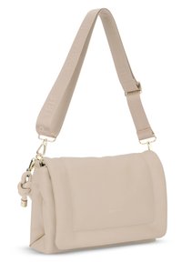 Beige bőr válltáska hajtókával, arany színű fém kiegészítőkkel és domborított logóval ellátott, texturált, állítható pánttal.