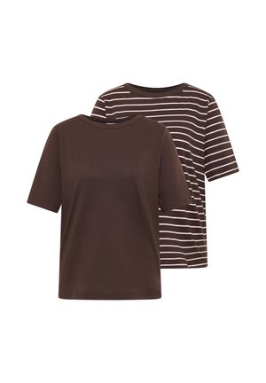 Deux t-shirts marron à manches courtes, un uni et un avec des rayures horizontales blanches, présentés sur fond blanc.