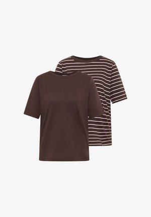 Zwei braune T-Shirts mit kurzen Ärmeln, eines einfarbig und eines mit weißen horizontalen Streifen, auf weißem Hintergrund gezeigt.