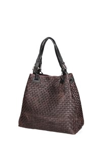 Bruine gevlochten handtas met zwarte leren handvatten. Beschikt over een textuur oppervlak en een ruime indeling. Verhoogde zijkanten lopen taps toe naar de onderkant.
