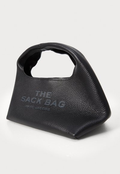 Mustast nahast kott tekstuurse pinnaga, millel on kaardus käepide ja embosseeritud tekst "THE SACK BAG" ja "MARC JACOBS".