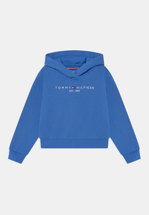 Niebieska bluza z kapturem, długimi rękawami, ściągaczami na mankietach i u dołu oraz białym napisem "Tommy Hilfiger Est. 1985" z logo na piersi.