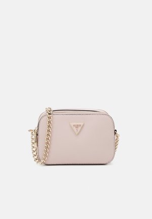 Lille rektangulær blush pink crossbody taske med tekstureret overflade, gylden kæderem og et gyldent trekantet Guess-logo på fronten.