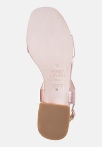Open-toe sandaal met een metallic roségouden bovenkant, een lichtbruine rubberen zool en een verstelbare enkelband. Heeft reliëfdruk van merk en maat.