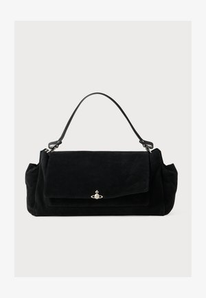 Bolsa de mão em camurça preta com uma única pega, fecho em aba e detalhes em prata. Apresenta uma textura suave e um design minimalista.