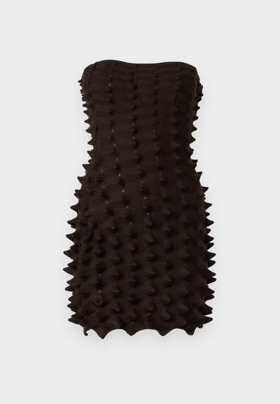 Vestido mini sin tirantes hecho de un tejido texturizado marrón oscuro con un diseño de volantes y una forma ajustada, creando un efecto tridimensional.