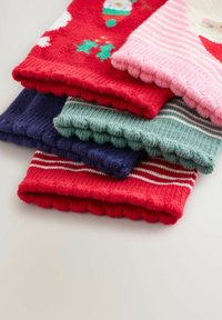 Vier Paare gestrickte Handschuhe: rot mit Mustern, rosa und rot gestreift, grün mit weißen Streifen und marineblau. Die Ränder sind geschwungen. Weiche Textur.