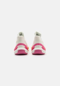 Scarpe da ginnastica bianche con un design high-top, caratterizzate da accenti rosa e arancione sulla suola e sul tallone. Parte superiore testurizzata con dettagli di ventilazione.