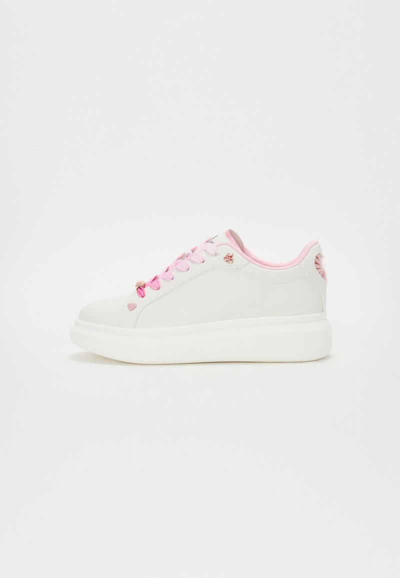 Hvite sneakers med en glatt skinnøvre, rosa detaljer på snørebånd og krage, og en platåsåle. Små hjerte- og sommerfugldetaljer.