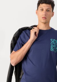 Scotch & Soda REGULAR FIT LEFT CHEST LOGO - Potiskana majica - peacoat