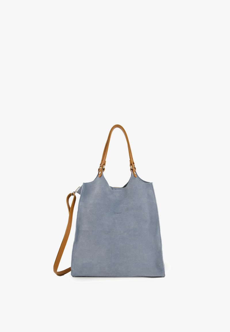 Helle blaue Wildleder-Tasche mit braunen Leder-Schulterriemen und einem eleganten, minimalistischen Design, das doppelte Griffe und einen verstellbaren Schulterriemen umfasst.