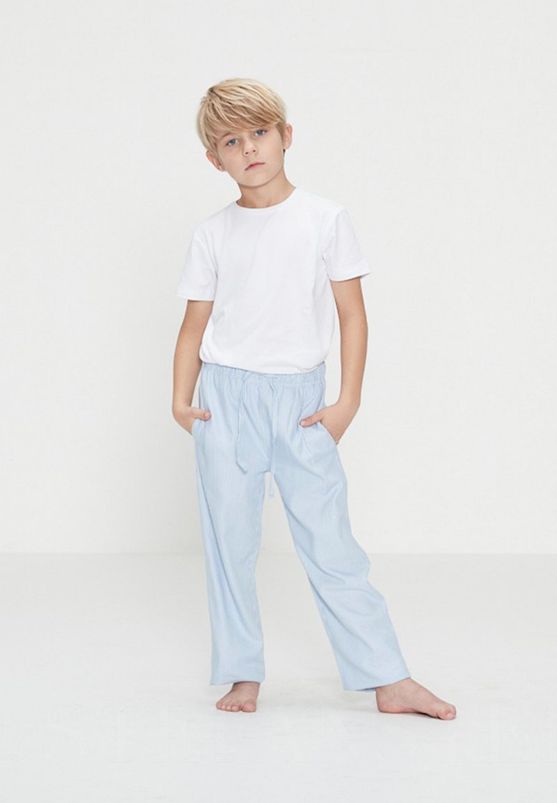 Hvid kortærmet t-shirt parret med lyseblå, lodret stribede, afslappede pyjamasbukser med elastisk talje og sidelommer.