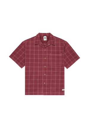 Camicia a maniche corte con bottoni, colore rosso scuro con motivo a quadri chiari e tasca sul petto, vista dall'alto su sfondo bianco.