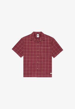 Kurzärmeliges Hemd zum Knöpfen in Dunkelrot mit hellem Karomuster und Brusttasche, flach liegend auf weißem Hintergrund.