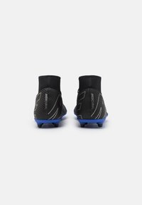 Scarpe da calcio nere con design a caviglia alta, parte superiore testurizzata e suola blu. Presentano righe bianche e un logo "Mercurial".