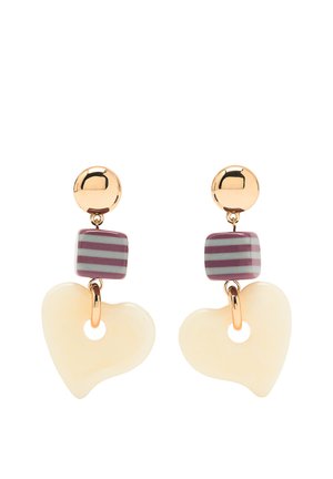 Złote kolczyki na sztyft z fioletowo-pasiastymi kwadratowymi koralikami i kremowymi, asymetrycznymi zawieszkami w kształcie serca.