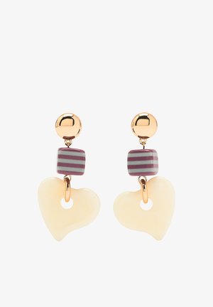 Złote kolczyki na sztyft z fioletowo-pasiastymi kwadratowymi koralikami i kremowymi, asymetrycznymi zawieszkami w kształcie serca.