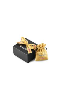Caja de regalo negra con cinta dorada que dice "HARIBO" y un saco de cordón dorado a juego con la marca. Textura suave y forma rectangular.