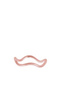 Anello a forma ondulata in metallo di oro rosa con una finitura lucida, caratterizzato dal marchio "925" per il contenuto d'argento. Texture liscia, design minimalista.