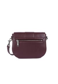 Borsa a tracolla in pelle bordeaux con una forma arrotondata, dotata di una patta superiore e tasca con zip frontale, hardware in argento e tracolla staccabile.