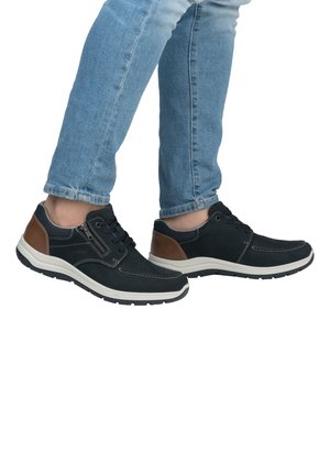 Baskets pour hommes navy avec des accents marron, présentant un design à lacets, un tissu texturé et une semelle en caoutchouc blanc épais.